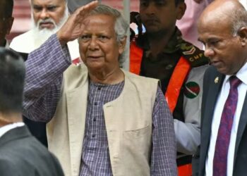 বাংলাদেশৰ ৰাজপথ সেনা চাউনীলৈ ৰূপান্তৰিত! মহম্মদ ইউনুছৰ ঘৰৰ বাহিৰত গধুৰ বাহিনী মোতায়েন