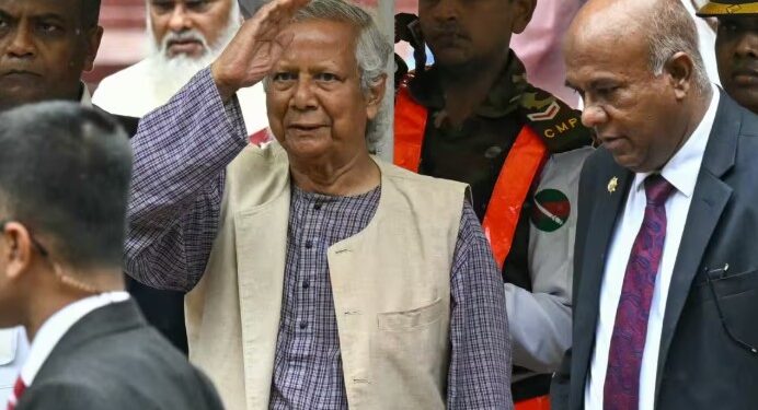 বাংলাদেশৰ ৰাজপথ সেনা চাউনীলৈ ৰূপান্তৰিত! মহম্মদ ইউনুছৰ ঘৰৰ বাহিৰত গধুৰ বাহিনী মোতায়েন