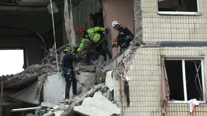 ইউক্ৰেইনত মিছাইল-ড্ৰোনেৰে আক্ৰমণ ৰাছিয়াৰ, পাৰমাণৱিক ঘাটিক লক্ষ্য কৰি বিধ্বংসী ৰূপ ধাৰণ…