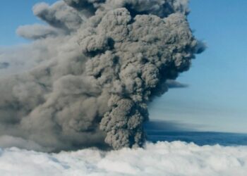 ১০ বছৰৰ অন্তত জাগ্ৰত হ’ল আগ্নেয়গিৰি, ক’লা-ধোঁৱাই ছানি ধৰে আকাশ, ভাৰততো সতৰ্কবাণী জাৰি