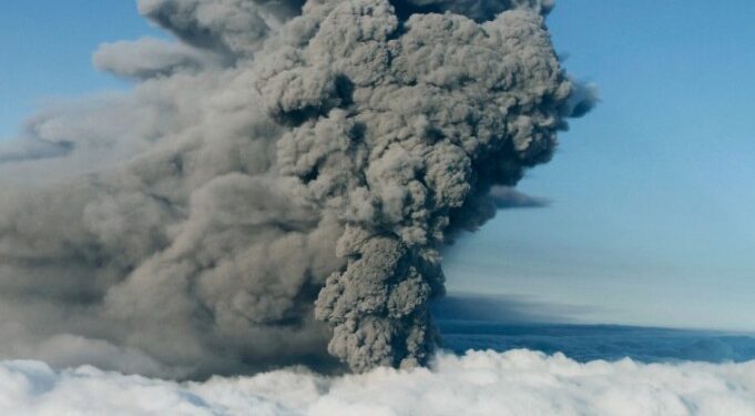 ১০ বছৰৰ অন্তত জাগ্ৰত হ’ল আগ্নেয়গিৰি, ক’লা-ধোঁৱাই ছানি ধৰে আকাশ, ভাৰততো সতৰ্কবাণী জাৰি