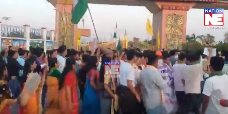 টেবুল-চকী ভাঙি লণ্ড-ভণ্ড প্ৰতিবাদী শিক্ষাৰ্থীৰ, নিয়ন্ত্ৰণৰ বাহিৰত কোকৰাঝাৰৰ পৰিস্থিতি