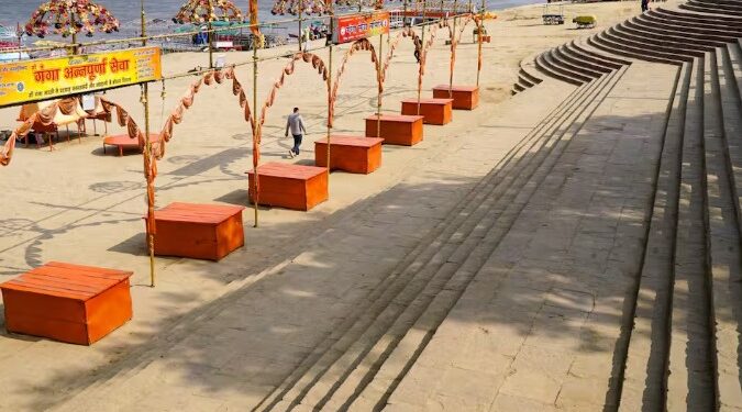 ত্ৰিবেণী সংগমৰ পাৰত বিস্ময়কৰ দৃশ্য, ৭১ বছৰৰ পাছত প্ৰথমবাৰৰ বাবে পণ্টুন দলং হ’ব গেৰুৱা