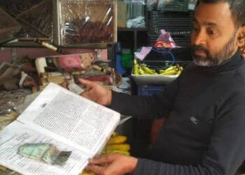 ধাৰ্মিক চোৰৰ কাণ্ড! গীতাৰ মাজত থৈ গ’ল টকা