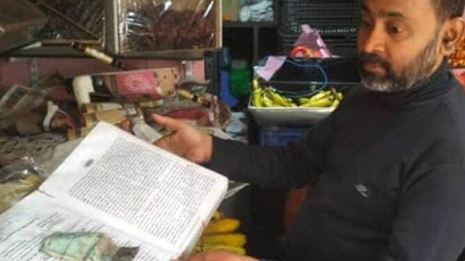 ধাৰ্মিক চোৰৰ কাণ্ড! গীতাৰ মাজত থৈ গ’ল টকা