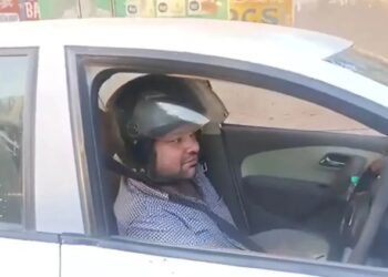 গাড়ীৰ ভিতৰত হেলমেট পৰিধান এজন লোকৰ, কিন্তু কিয়? সামাজিক মাধ্যমত ভাইৰেল এই ভিডিঅ’…