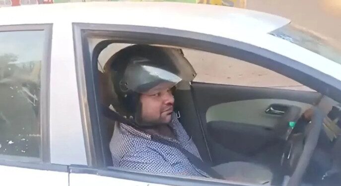 গাড়ীৰ ভিতৰত হেলমেট পৰিধান এজন লোকৰ, কিন্তু কিয়? সামাজিক মাধ্যমত ভাইৰেল এই ভিডিঅ’…