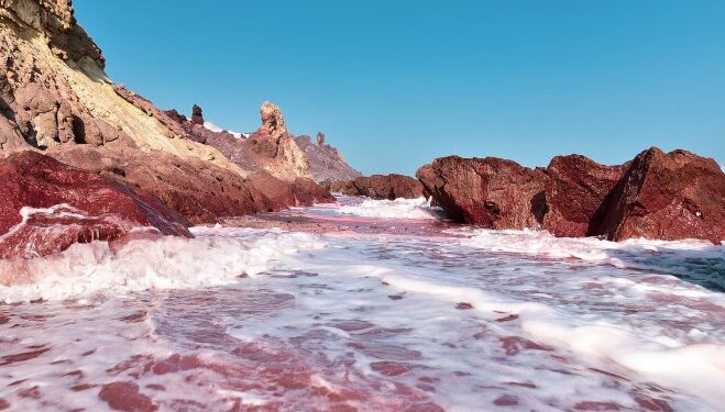 ইৰাণৰ হৰমুজ দ্বীপৰ ডাঙৰ ৰহস্য, নিশাৰ ভিতৰতে ৰঙা হৈ পৰে পানী; জানক এই গোপন কথা