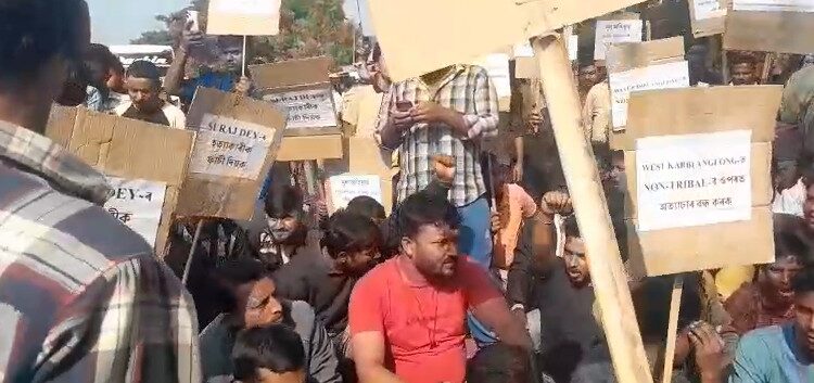 অগ্নিগৰ্ভা পশ্চিম কাৰ্বি আংলং! ভূমিপুত্ৰ কাৰ্বি আৰু বহিৰাগত সম্প্ৰদায়ৰ মাজত বিক্ষোভ, প্ৰাণ হেৰুৱালে আৰু ১জনে