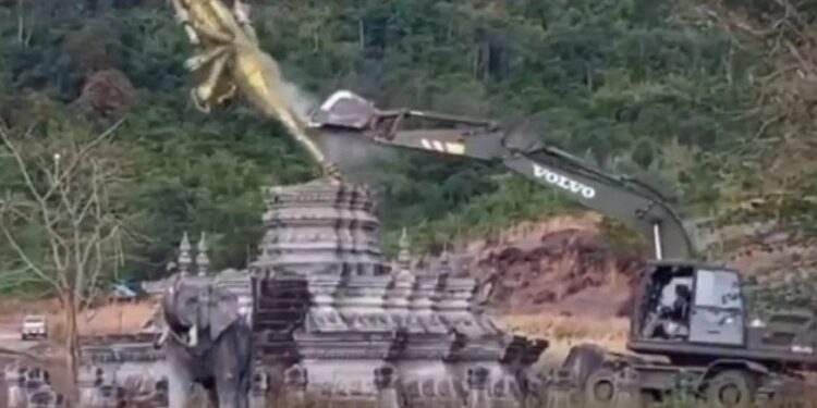 বেকহ’ লোডাৰ ব্যৱহাৰ কৰি ভগৱান বিষ্ণুৰ প্ৰতিমূৰ্তি ধ্বংস, ‘হিন্দু ভক্তৰ প্ৰতি অসন্মান…’