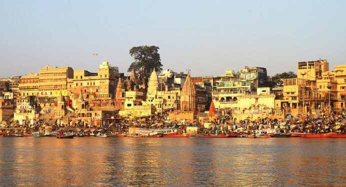 কাশীৰ মণিকৰ্ণিকা ঘাট, য’ত অ*গ্নিয়ে প্ৰতিফলিত কৰে জীৱন-মৃ*ত্যু*ৰ ৰহস্য