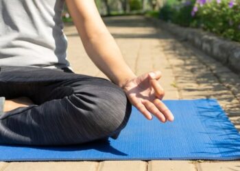 পুৱা শুই উঠি ১৫ মিনিট কৰক এই মুদ্ৰা,  গেছ আৰু গাঁঠিৰ বিষৰ পৰা সকাহৰ লগতে উপশম পাব এই সমস্যাৰ পৰা…