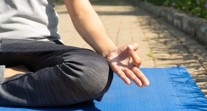 পুৱা শুই উঠি ১৫ মিনিট কৰক এই মুদ্ৰা,  গেছ আৰু গাঁঠিৰ বিষৰ পৰা সকাহৰ লগতে উপশম পাব এই সমস্যাৰ পৰা…