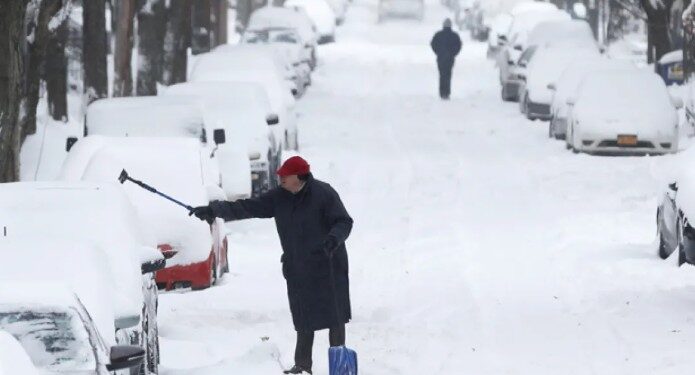 আমেৰিকাত তুষাৰপাতৰ ধুমুহাৰ বিধ্বংসী ৰূপ ধাৰণ; ব্যাপক ব্লেকআউট, ১০ হাজাৰ বিমান বাতিল