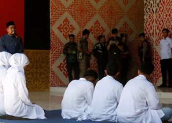 ইণ্ডোনেছিয়াৰ এক দম্পতীক ৰাজহুৱাভাৱে ভয়ানক শাস্তি, কি দোষৰ বাবে এই শাস্তিৰ সন্মুখীন এওঁলোক?