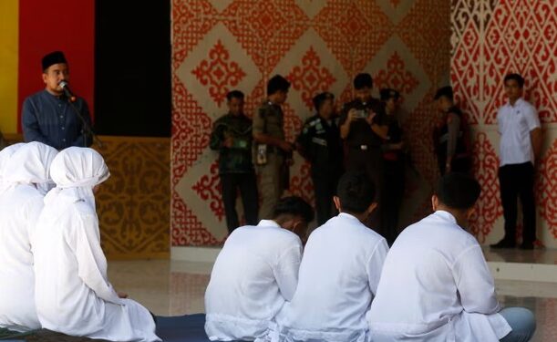 ইণ্ডোনেছিয়াৰ এক দম্পতীক ৰাজহুৱাভাৱে ভয়ানক শাস্তি, কি দোষৰ বাবে এই শাস্তিৰ সন্মুখীন এওঁলোক?