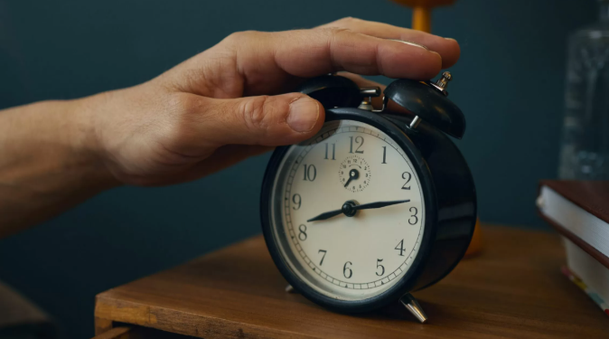 আপুনিও নিশা সঘনাই টোপনিৰ পৰা সাৰ পায় নেকি? জানক কিয় এনেকুৱা হয় আৰু কেতিয়া চিকিৎসকৰ ওচৰলৈ যোৱাৰ প্ৰয়োজন…