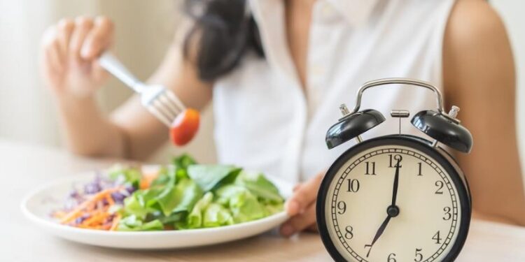 নোখোৱাকৈ থাকিলে মগজুৱে সঠিকভাৱে কাম কৰে নেকি? মানসিক স্বাস্থ্যৰ ওপৰত উপবাসৰ প্ৰভাৱ কি?