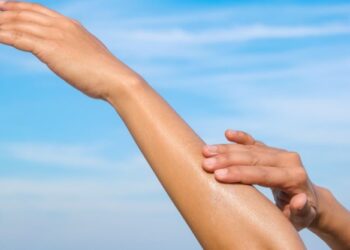 গ্ৰীষ্মকালত যদি আপোনাৰো হাতত টেনিং হৈছে, তেন্তে গ্ৰহণ কৰক এই ৫ ঘৰুৱা উপায়