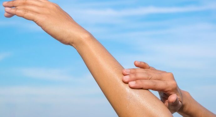 গ্ৰীষ্মকালত যদি আপোনাৰো হাতত টেনিং হৈছে, তেন্তে গ্ৰহণ কৰক এই ৫ ঘৰুৱা উপায়