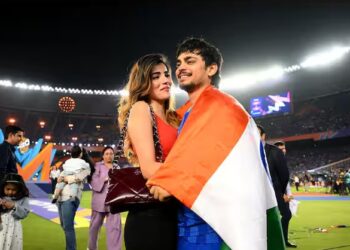 ঈশান কিষানৰ সৈতে এই ‘ৰহস্যময়ী যুৱতী’ কোন? মেচখনৰ পিছতে ভাইৰেল হৈ পৰে ৰোমান্টিক ফটো…