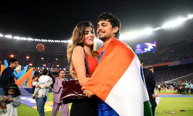 ঈশান কিষানৰ সৈতে এই ‘ৰহস্যময়ী যুৱতী’ কোন? মেচখনৰ পিছতে ভাইৰেল হৈ পৰে ৰোমান্টিক ফটো…