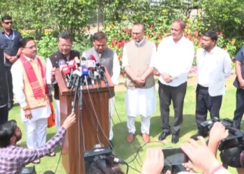 আনুষ্ঠানিভাৱে গেৰুৱা বসন পৰিধান কৰিলে প্ৰদ্যুৎ বৰদলৈয়ে, শিৰত ধাৰণ কৰিলে বিজেপিৰ গেৰুৱা টুপী