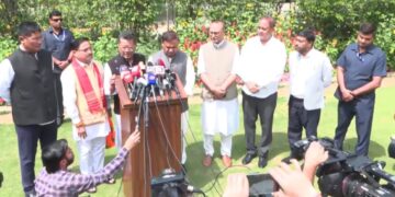 আনুষ্ঠানিভাৱে গেৰুৱা বসন পৰিধান কৰিলে প্ৰদ্যুৎ বৰদলৈয়ে, শিৰত ধাৰণ কৰিলে বিজেপিৰ গেৰুৱা টুপী