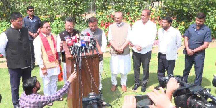 আনুষ্ঠানিভাৱে গেৰুৱা বসন পৰিধান কৰিলে প্ৰদ্যুৎ বৰদলৈয়ে, শিৰত ধাৰণ কৰিলে বিজেপিৰ গেৰুৱা টুপী