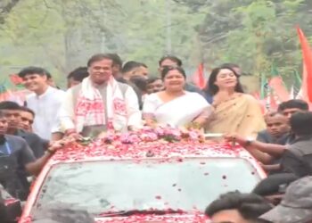 পত্নী-পুত্ৰসহিতে সমদল উলিয়াই খানাপাৰা পৰা জিলা উপায়ুক্ত কাৰ্যালয়লৈ মনোনয়ন পত্ৰ দাখিল যাত্ৰা মুখ্যমন্ত্ৰীৰ