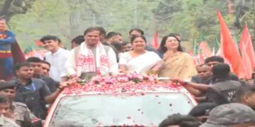 পত্নী-পুত্ৰসহিতে সমদল উলিয়াই খানাপাৰা পৰা জিলা উপায়ুক্ত কাৰ্যালয়লৈ মনোনয়ন পত্ৰ দাখিল যাত্ৰা মুখ্যমন্ত্ৰীৰ