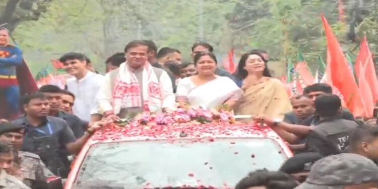 পত্নী-পুত্ৰসহিতে সমদল উলিয়াই খানাপাৰা পৰা জিলা উপায়ুক্ত কাৰ্যালয়লৈ মনোনয়ন পত্ৰ দাখিল যাত্ৰা মুখ্যমন্ত্ৰীৰ