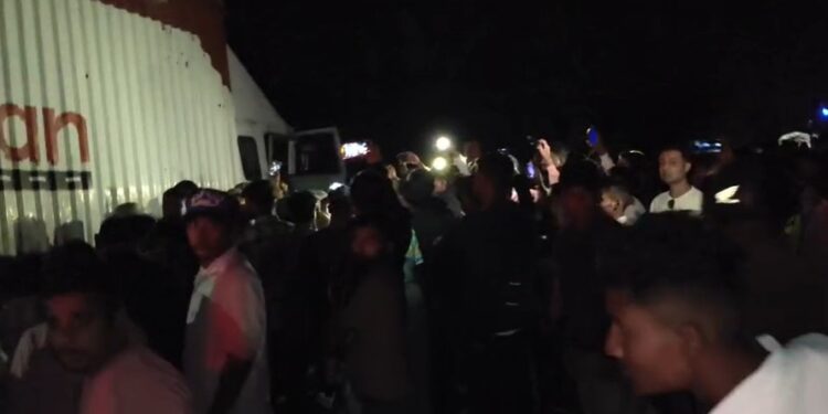 এম্বুলেন্স আৰু ট্ৰাকৰ মুখামুখি সংঘৰ্ষ, ৰোগীসহ ৮ জনকৈ লোকৰ প্ৰাণহানি