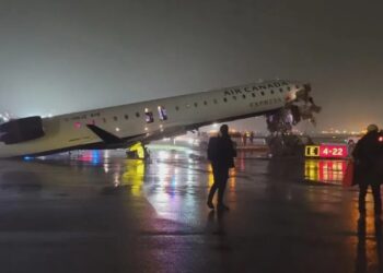 ট্ৰাকৰ সৈতে বিমানৰ সংঘৰ্ষৰ ফলত বিমানবন্দৰত ডাঙৰ দুৰ্ঘটনা, আহত কেইবাজনো লোক