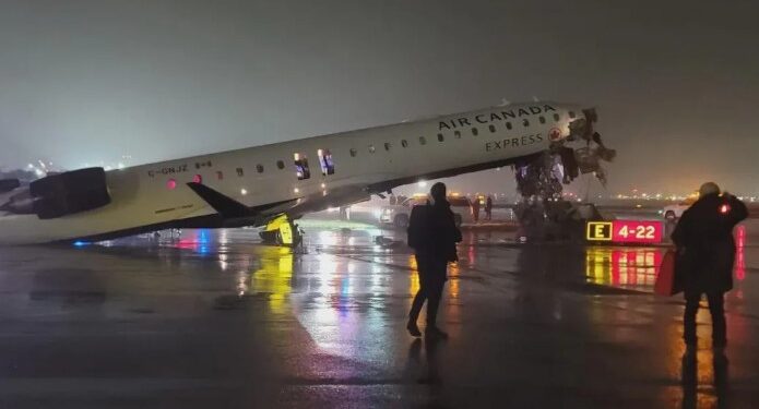 ট্ৰাকৰ সৈতে বিমানৰ সংঘৰ্ষৰ ফলত বিমানবন্দৰত ডাঙৰ দুৰ্ঘটনা, আহত কেইবাজনো লোক