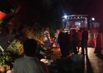 ভয়ংকৰ পথ দুৰ্ঘটনা! যাত্ৰীবাহী বাছ-ট্ৰাকৰ সংঘৰ্ষ, ১৪ জনকৈ লোকৰ প্ৰাণহানি