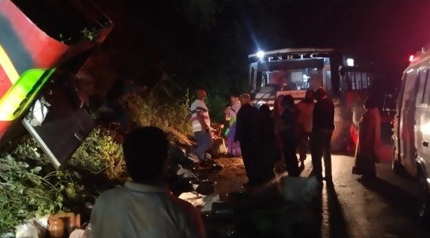 ভয়ংকৰ পথ দুৰ্ঘটনা! যাত্ৰীবাহী বাছ-ট্ৰাকৰ সংঘৰ্ষ, ১৪ জনকৈ লোকৰ প্ৰাণহানি