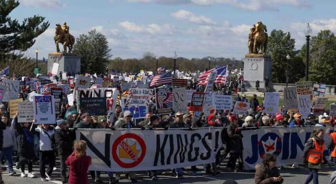 ‘নো কিংছ’ আন্দোলনৰে কঁপি উঠিল আমেৰিকা! ইৰাণৰ সৈতে যুদ্ধৰ বাবে খঙত গৰজিল জনতা, শাসনভাৰ হেৰুৱাব নেকি ট্ৰাম্পে?