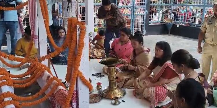 উচুপি উচুপি প্ৰিয়তমলৈ বুলি এগচি চাকি, হাতত নাহৰ ফুল লৈ মুগাৰ সাজযোৰ পিন্ধি প্ৰিয় পুৰুষজনৰ কাষত গৰিমা