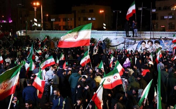 ট্ৰাম্পৰ বিৰুদ্ধে ক্ষোভ, হাতে হাতে প্লে’কাৰ্ড লৈ প্ৰতিবাদত নামিল হাজাৰ হাজাৰ লোকৰ