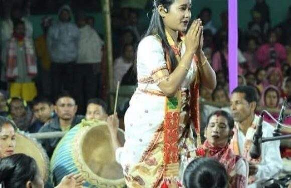 নিষ্ঠুৰ নিয়তি! নাচনী সাজেৰেই বিদায় ল’লে নিশামনিয়ে, ট্ৰাকৰ খুন্দাত চিৰদিনৰ বাবে শেষ হৈ গ’ল এক প্ৰতিভা