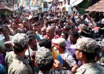 পশ্চিম বংগৰ ১৫টা ভোটগ্ৰহণ কেন্দ্ৰত ভোটদানৰ সময়ত টিএমচি-বিজেপি কৰ্মীৰ মাজত সংঘৰ্ষ