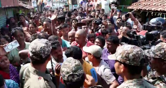 পশ্চিম বংগৰ ১৫টা ভোটগ্ৰহণ কেন্দ্ৰত ভোটদানৰ সময়ত টিএমচি-বিজেপি কৰ্মীৰ মাজত সংঘৰ্ষ
