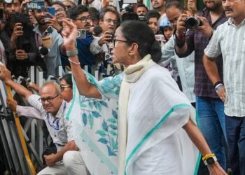বংগত ইভিএম ষ্ট্ৰং ৰুমক লৈ বিতৰ্ক: ১০ বাৰ খোলাৰ অভিযোগত নিলম্বিত ৬ বিষয়া