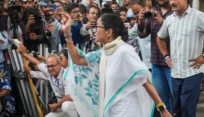 বংগত ইভিএম ষ্ট্ৰং ৰুমক লৈ বিতৰ্ক: ১০ বাৰ খোলাৰ অভিযোগত নিলম্বিত ৬ বিষয়া