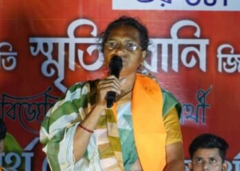 নিজ কন্যাক হেৰুওৱা বেদনাৰ পৰা শক্তি আহৰণ, ঘৰৰ দুৱাৰমুখৰ পৰা বিধানসভালৈ যাত্ৰা বংগৰ এইগৰাকী অসহায়ী মাতৃৰ