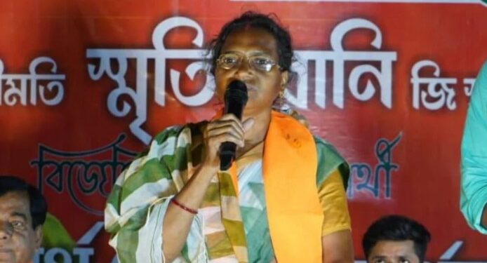 নিজ কন্যাক হেৰুওৱা বেদনাৰ পৰা শক্তি আহৰণ, বিধানসভালৈ যাত্ৰা বংগৰ এইগৰাকী সাহসী মাতৃৰ