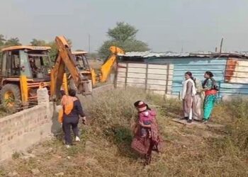 পুখুৰীৰ পানী যোৱা নলা বন্ধ কৰি নিৰ্মাণ কৰিছিল পথ, প্ৰশাসনৰ বুলড’জাৰ এক্সন আৰম্ভ