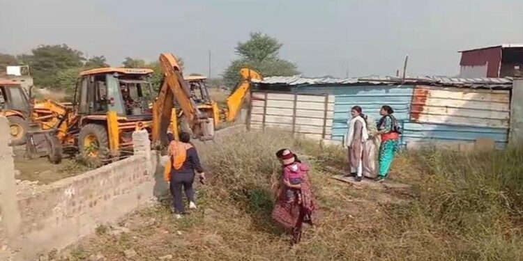 পুখুৰীৰ পানী যোৱা নলা বন্ধ কৰি নিৰ্মাণ কৰিছিল পথ, প্ৰশাসনৰ বুলড’জাৰ এক্সন আৰম্ভ